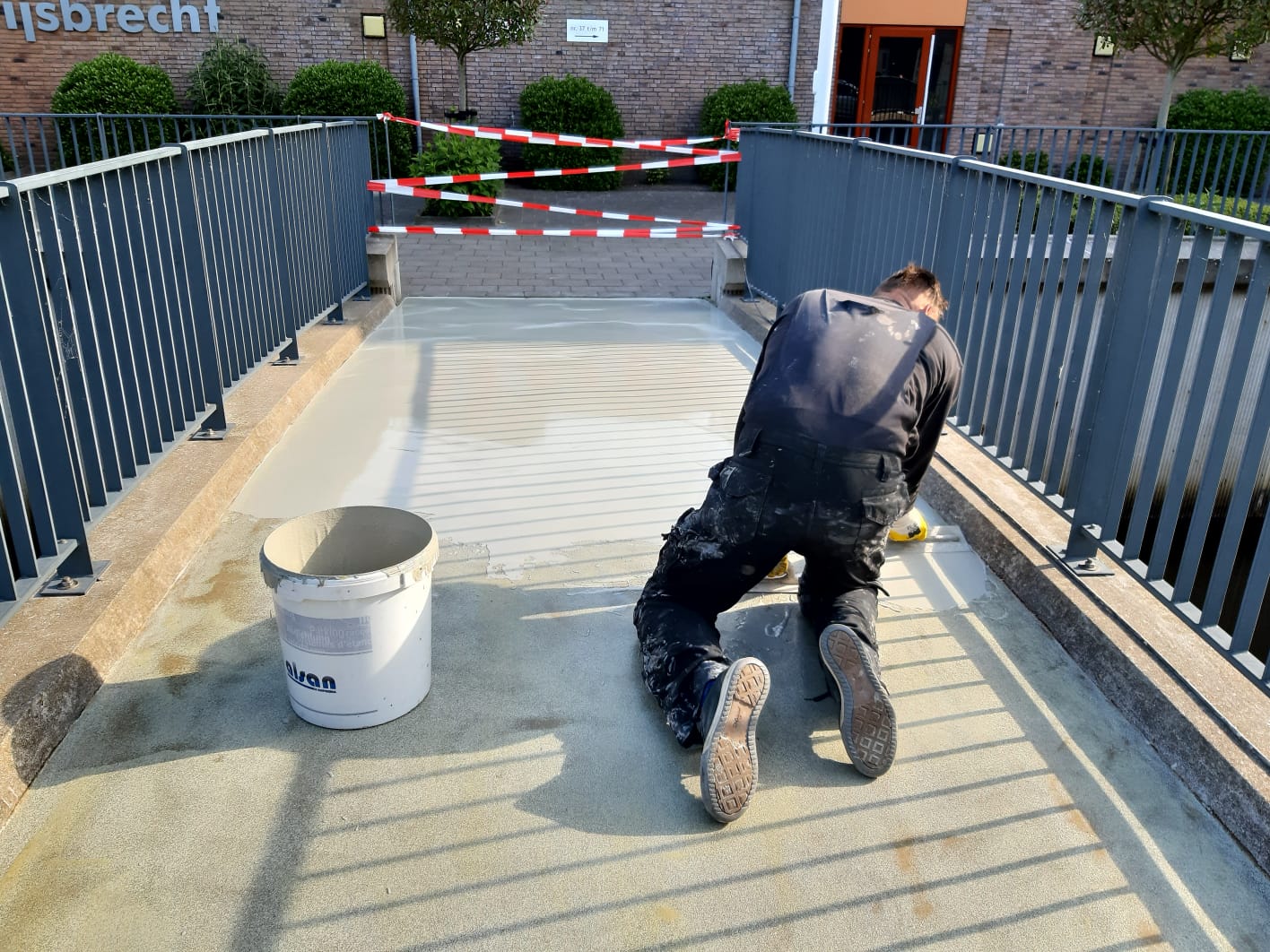 Fietsbrugdek hersteld met een sneldrogend gietafwerk systeem