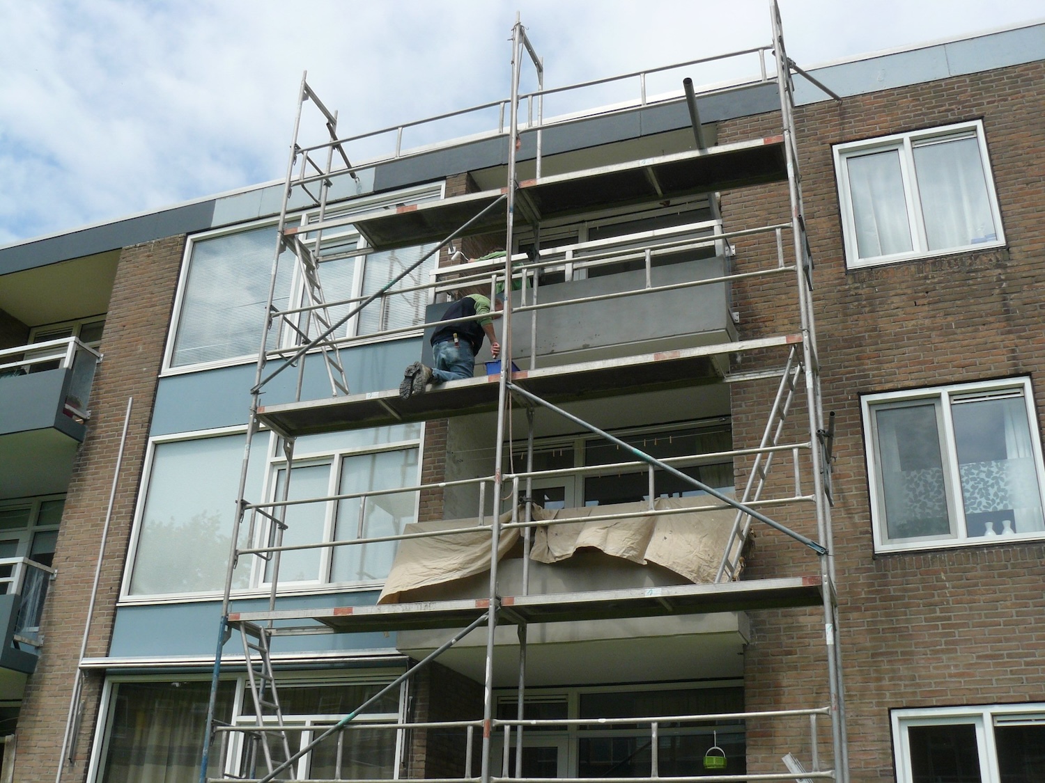 Betonreparaties en scheuroverbruggende kunststof afwerkvloeren bij vijf flats