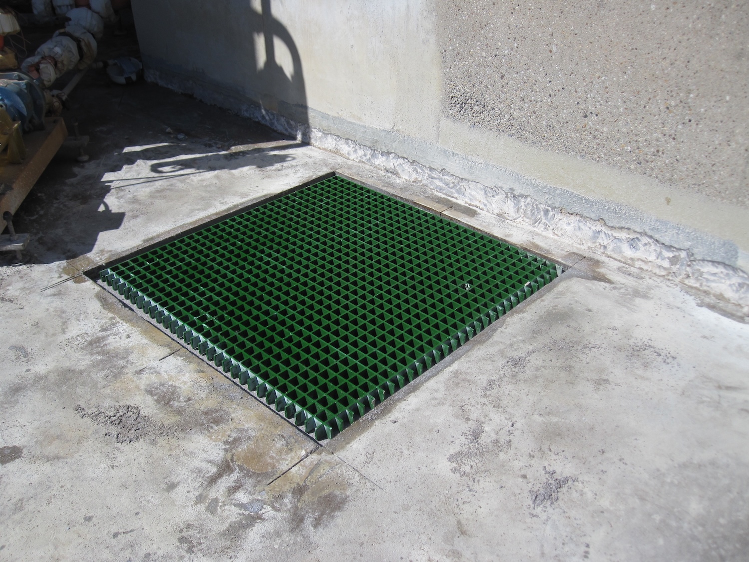 Vloeistofdichte kunststofvloer voor tankenpark petrochemisch bedrijf